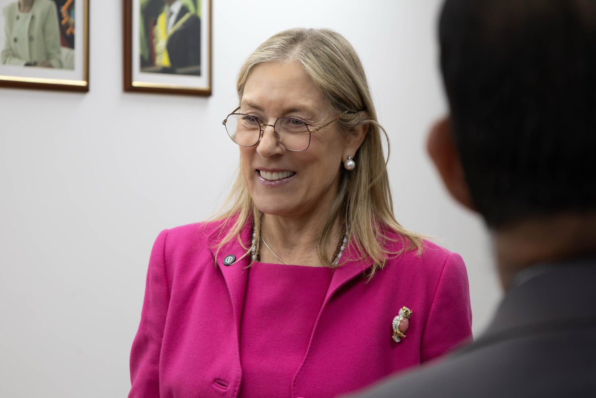 annabellazinok's tweet photo. Servir es estar cerca, escuchar y dejar que cada encuentro nos enseñe algo. 🙏🏻💜

Representantes de Organizaciones Sociales del #Ecuador compartieron conmigo sus propuestas y también un regalo que llevaré conmigo por su significado.

Gracias por recordarme, una vez más, que servir es un privilegio. 🇪🇨