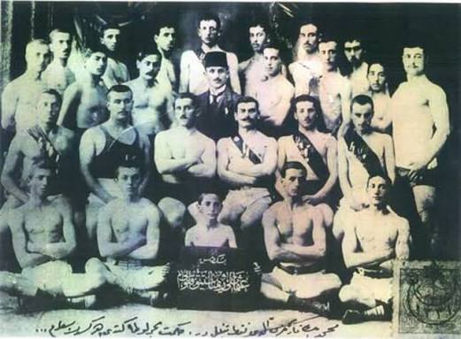 FapSpor's tweet photo. Mehmet Şamil Şhaplı (doğum adıyla Osman Paşazade Mehmet Şamil; 7 Şubat 1891, Medine – 1 Şubat 1957, İstanbul), Türk diplomat, gazeteci ve spor yöneticisidir. Beşiktaş Jimnastik Kulübü'nün kurucu üyesi ve ilk başkanıdır.

1903 yılında İstanbul Serencebey'deki konakta kulübün temellerini atan 22 kişilik Kafkas kökenli kurucu heyete liderlik etmiş ve 1903-1908 yılları arasında Beşiktaş'ın ilk başkanlık görevini yürütmüştür

Hüseyin Bereket: Mehmet Şamil Şhaplı ile birlikte kulübün ilk kurucu çekirdeğini oluşturan ve ilk adı "Bereket Jimnastik Kulübü" olan oluşuma adını veren önemli kuruculardandır. 

Ahmet Fetgeri Aşeni: Kulübün kurulmasında büyük rol oynayan, sporcu, eğitmen ve daha sonraki yıllarda başkanlık da yapmış olan bir diğer kurucu liderdir.

Fuat Balkan: 1908 yılından sonra kulübü "Beşiktaş Osmanlı Jimnastik Kulübü" adıyla yeniden organize eden, kulübün 1 numaralı sicil üyesi ve çok dönemli başkanıdır.

Ahmet Şerafettin Bey (Şeref Bey): 1911 yılında futbol şubesini kurarak Beşiktaş'ın modern bir futbol kulübüne dönüşmesini sağlayan, futbol branşının kurucu lideridir.