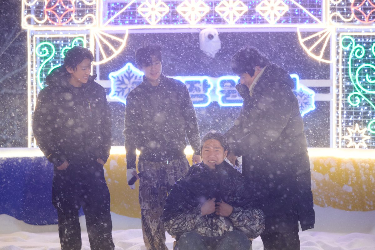 slist2015's tweet photo. 기안84X김연경X이준호X카즈하, '대환장 기안장2' 50cm 폭설 속 마지막 영업

#이준호 
#LEEJUNHO 
@dlwnsghek
#대환장기안장시즌2 #넷플릭스 #NETFLIX 
#대환장기안장시즌2_이준호 
#기안84 #김연경 #카즈하
⬇️관련기사⬇️
https://t.co/cMbeT96juO https://t.co/wEac5JB0tI