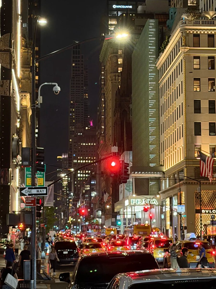 Madison_Reeed's tweet photo. Giant screens, neon lights, crowds, and streets filled with yellow taxis 🚕 https://t.co/iF8xudJWWt