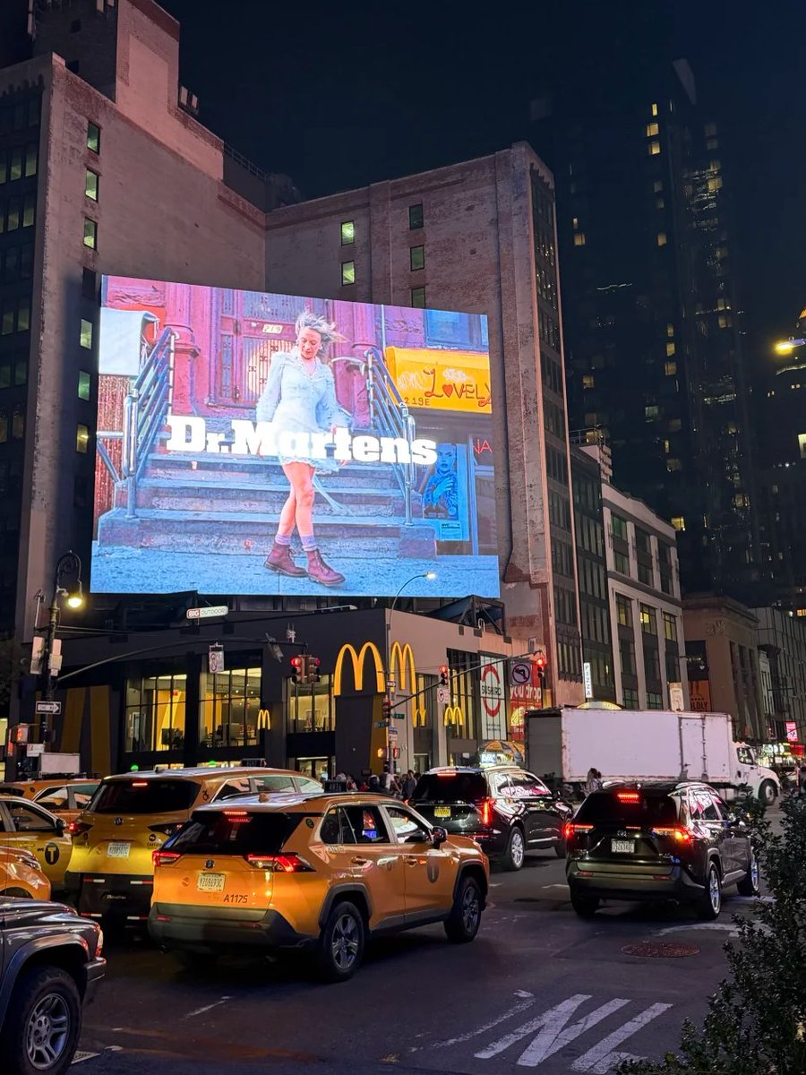 Madison_Reeed's tweet photo. Giant screens, neon lights, crowds, and streets filled with yellow taxis 🚕 https://t.co/iF8xudJWWt