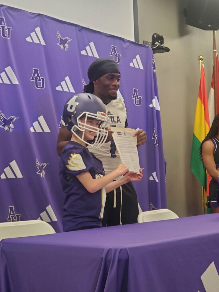 4Warinner's tweet photo. What a day for the Avila Football program as we sign future Eagle and local Lee’s Summit prospect Garry to an NIL.  #NOLIMITS 
#PAYITFORWARD https://t.co/uMTh2gF7qO