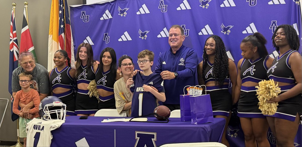 4Warinner's tweet photo. What a day for the Avila Football program as we sign future Eagle and local Lee’s Summit prospect Garry to an NIL.  #NOLIMITS 
#PAYITFORWARD https://t.co/uMTh2gF7qO