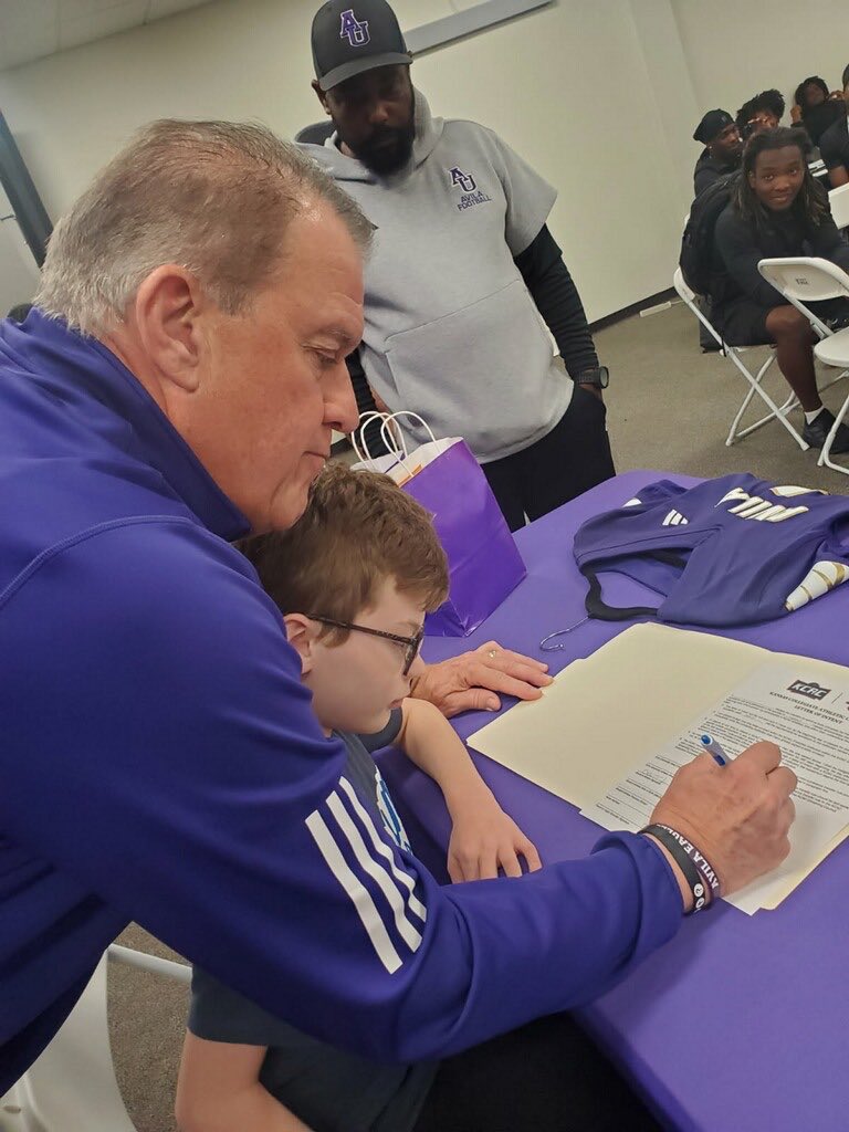 4Warinner's tweet photo. What a day for the Avila Football program as we sign future Eagle and local Lee’s Summit prospect Garry to an NIL.  #NOLIMITS 
#PAYITFORWARD https://t.co/uMTh2gF7qO