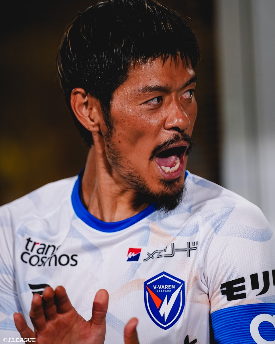 J_League's tweet photo. 🎂 HAPPY BIRTHDAY 🎂

本日10月6日は
V・ファーレン長崎
山口蛍 選手の36歳の誕生日です👏

山口選手、
おめでとうございます🎊

@v_varenstaff
#Ｊリーグ https://t.co/VEsRhqr6tS