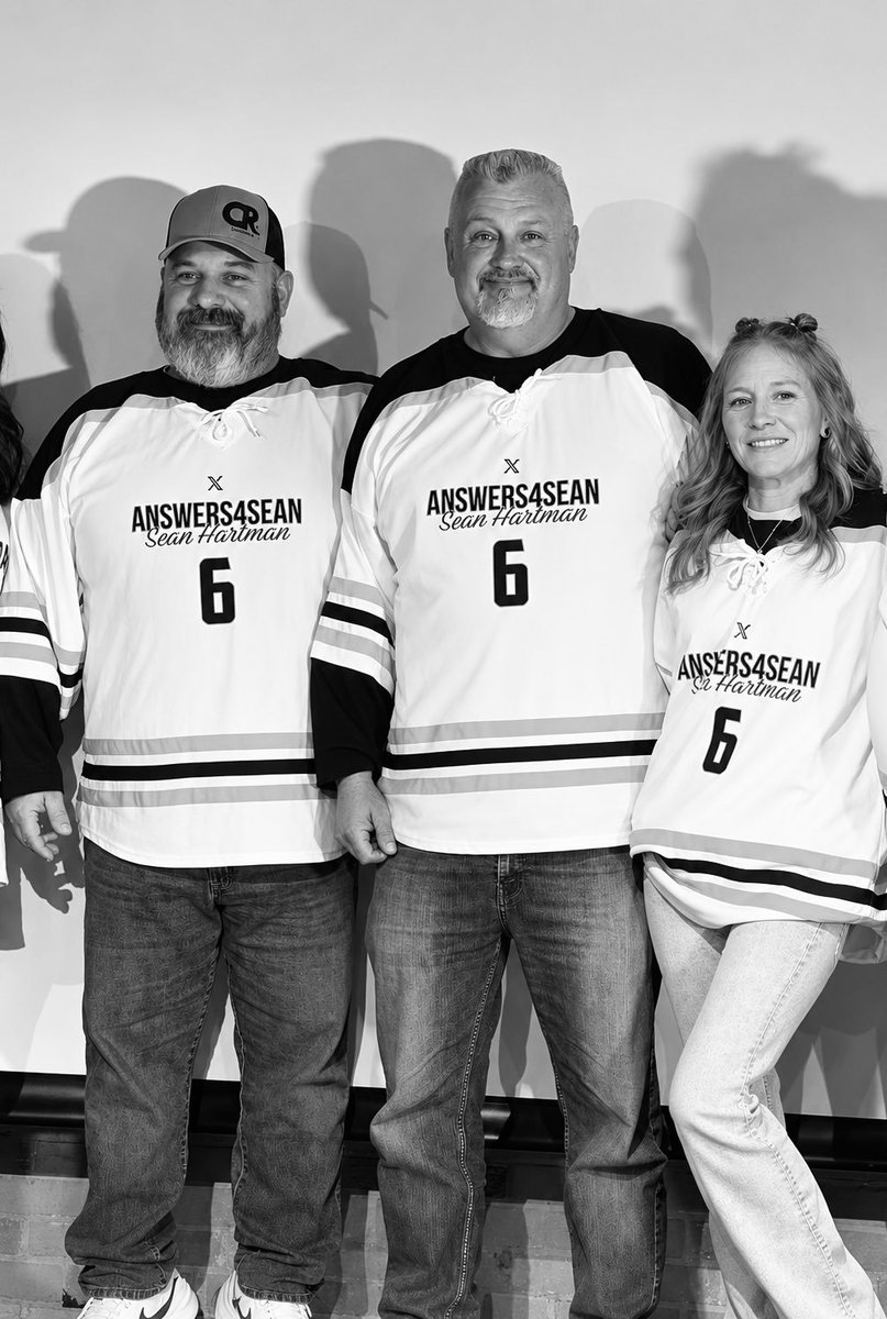 Answers4Sean's tweet photo. Grieving parents. 
Standing together. 
♥️💪😢 https://t.co/C9RFafHQXd