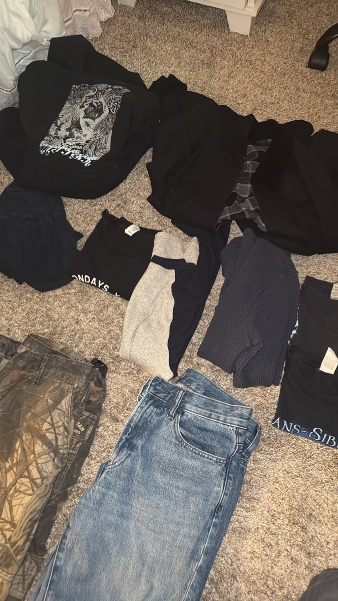 commiebian's tweet photo. i love packing for trips bc i get to create my own lil capsule wardrobe …….. https://t.co/xg8Dy6IwVZ