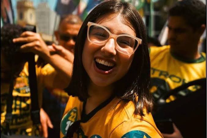 NJanfren's tweet photo. De todas as bizarrices que eu vi ontem, a da Eduarda Campopiano sendo eleita, foi a pior de longe!

Ela é mulher, ou seja, faz parte de uma minoria, mas ela:l

É contra as cotas raciais.
É contra o feminismo e não acredita que o feminicídio existe.
Já foi preconceituosa com a cultura indígena e agradeceu a barbarie que os colonizadores fizerem com eles!

Mas aí eu tenho que ver esquerdista pedindo moderação! Pedindo pra olhar pra base!

Rapaziada, o problema não somos nós. Não é o Lula. O problema é essa sociedade doente que compactua com isso aí!