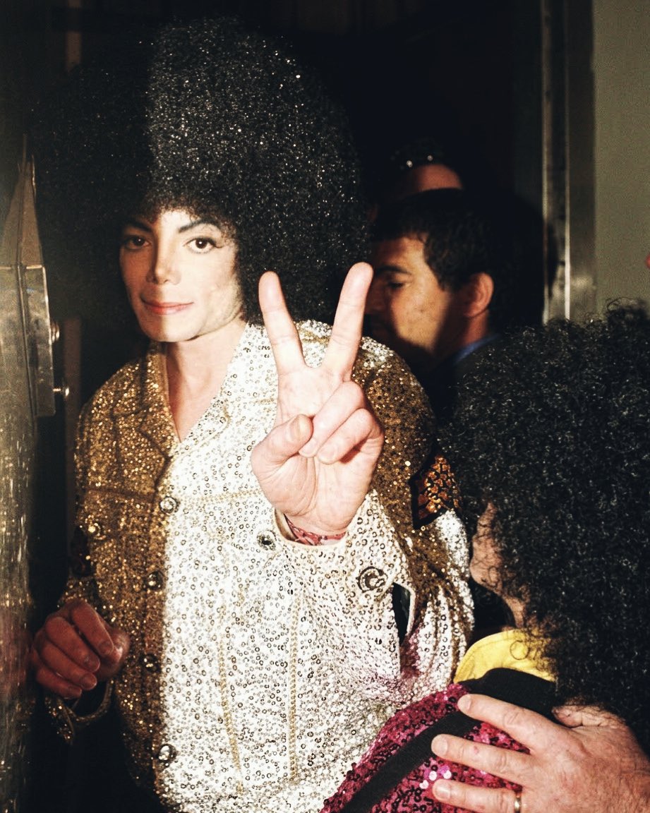 Andrey25_'s tweet photo. Michael Jackson, 2003 https://t.co/VHnBwzVz9w