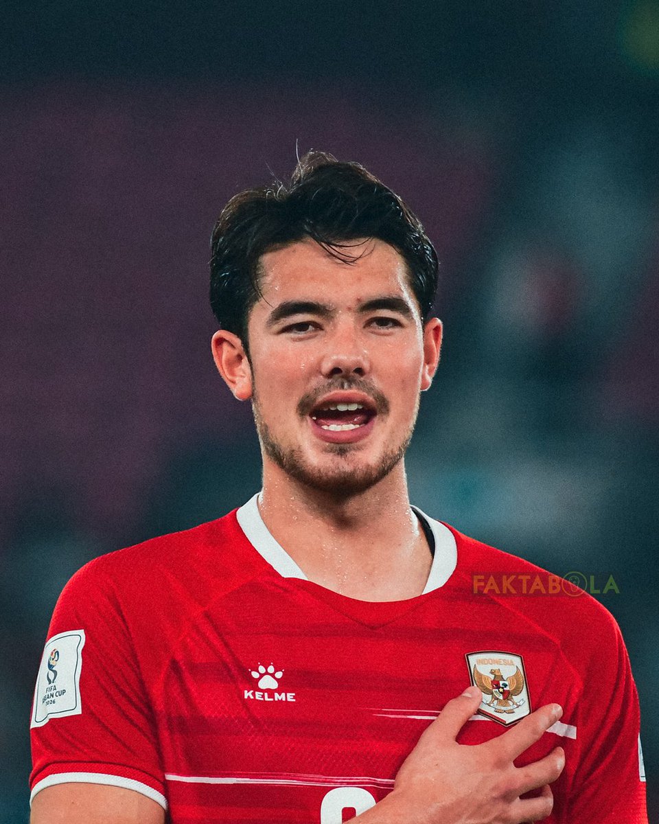FaktaSepakbola's tweet photo. Elkan Baggott mencetak gol krusial menit 116’  mengubah skor menjadi 2-2. Ia juga ikut nendang saat adu penalti, dan Indonesia akhirnya jadi juara lawan Thailand.

Elkan lahir di Thailand dan dulu sempat dikabarkan masuk radar mereka. Namun pada akhirnya ia tetap yakin memilih memperkuat negara asal sang ibu sekaligus tempat dulu ia sekolah, yakni Indonesia.

Dan hari ini, ia salah satu pemain yang berperan penting membawa Indonesia juara FIFA Asean Cup 2026.