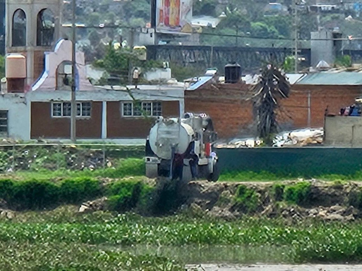 noticias_gab's tweet photo. 🔴 Captan camión del gobierno de Laura Imelda descargando aguas negras en la presa El Órgano

En plena crisis hídrica, una unidad del Gobierno de Tlaquepaque fue captada descargando aguas negras en la presa El Órgano. 

Y no estamos hablando de cualquier punto: este sistema termina conectando con la presa Las Pintas, una de las zonas involucradas en la problemática del agua metropolitana. 

Mientras miles de familias reciben agua sucia, el gobierno de Laura Imelda aparece haciendo exactamente lo que debería evitar: meter más contaminación al sistema que abastece de agua a la ciudad.
