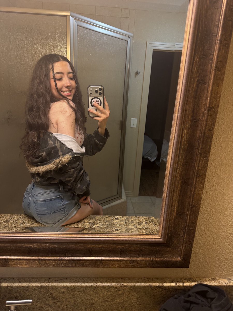 rheashgrave's tweet photo. srry gort distracted by how i looked cute in the mirror 🥴 https://t.co/yKauN3n0EZ
