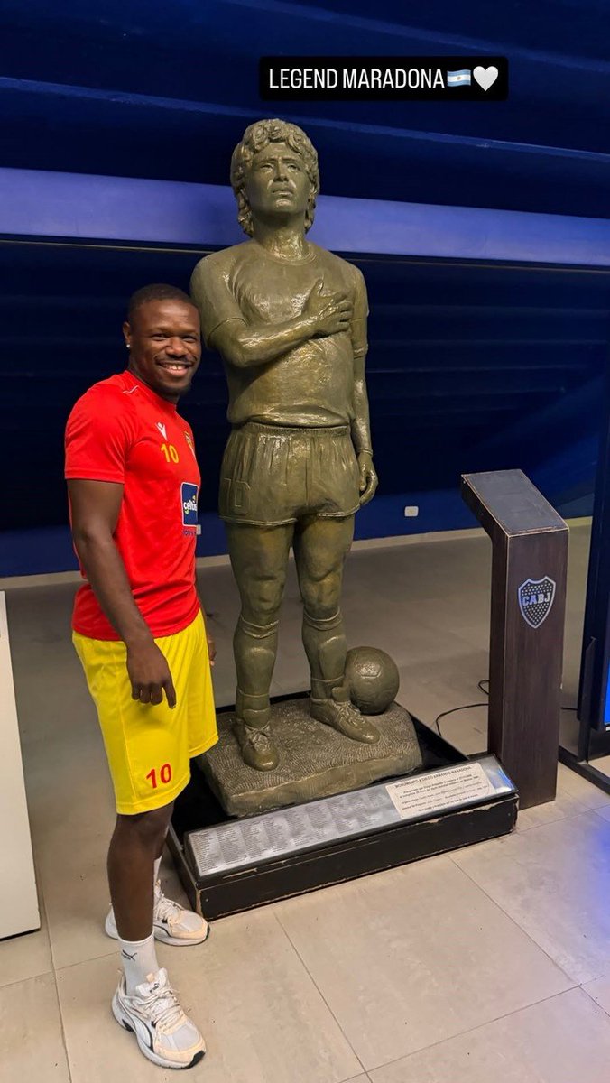 la12tuittera's tweet photo. 🇧🇯 El plantel de BENÍN visitó #LaBombonera el día previo a su partido ante #Argentina en la despedida de Lionel #Messi en la Selección.

⚽Templo del fútbol mundial, admirado por TODO EL MUNDO. https://t.co/TPjJJ6LkvI