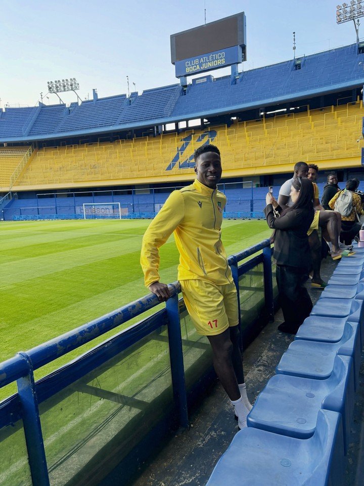 la12tuittera's tweet photo. 🇧🇯 El plantel de BENÍN visitó #LaBombonera el día previo a su partido ante #Argentina en la despedida de Lionel #Messi en la Selección.

⚽Templo del fútbol mundial, admirado por TODO EL MUNDO. https://t.co/TPjJJ6LkvI
