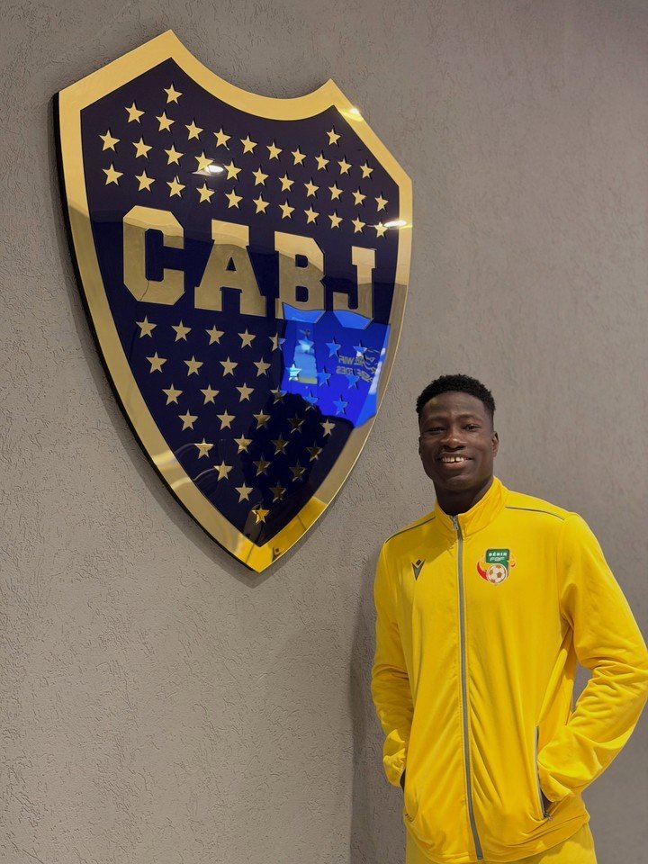 la12tuittera's tweet photo. 🇧🇯 El plantel de BENÍN visitó #LaBombonera el día previo a su partido ante #Argentina en la despedida de Lionel #Messi en la Selección.

⚽Templo del fútbol mundial, admirado por TODO EL MUNDO. https://t.co/TPjJJ6LkvI