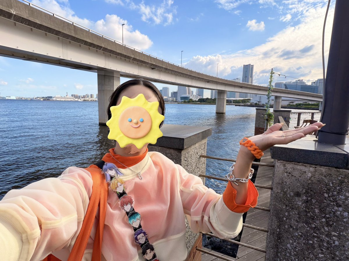 zzz_dinosaur's tweet photo. お友だちに弾襄様が抜けきってないと言われた12th参戦服
今年は18人も頭につけられなくてスマホショルダーに18人つけた￼🤘 https://t.co/UsTcFY8mJ1