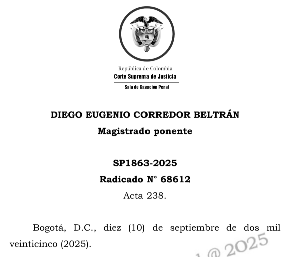 Ronaldsanabria1's tweet photo. AUNQUE EL 68A LO PROHÍBA, UN ADULTO MAYOR PUEDE ACCEDER A PRISIÓN DOMICILIARIA

Consulte el análisis completo: https://t.co/miCgm3YjzR

La regla general es que las personas condenadas por ciertos delitos graves no pueden recibir algunos beneficios que les permitan evitar la cárcel. Esa prohibición se encuentra en el artículo 68-A del Código Penal.

En este caso, una mujer fue condenada por no entregar a la DIAN unos dineros que había recaudado por concepto de IVA. Como se trata de un delito contra la administración pública, en principio estaba cobijado por esa prohibición.

Sin embargo, la mujer tenía 87 años y pidió cumplir la condena en su casa. La Corte Suprema explicó que el artículo 68-A contiene una excepción: su prohibición no se aplica a determinadas situaciones especiales, entre ellas la de las personas mayores de 65 años.

Esto no significa que toda persona mayor de esa edad tenga derecho automático a permanecer en su casa. Antes de conceder la prisión domiciliaria, el juez debe revisar las condiciones personales del condenado, la gravedad concreta de lo ocurrido y la manera como fue cometido el delito.

En este caso, la Corte tuvo en cuenta que la mujer tenía 87 años, no registraba antecedentes penales, contaba con arraigo y no existían razones para considerarla un peligro para la comunidad. Además, la conducta no presentó una gravedad superior a la propia del delito cometido.

Por esas razones, la Corte permitió que cumpliera la pena en su domicilio.

La sentencia deja una enseñanza importante: estar condenado por un delito incluido en el artículo 68-A no elimina todas las posibilidades de prisión domiciliaria. Primero debe revisarse si la propia ley contempla una excepción y, después, si la persona cumple los requisitos exigidos.

La prisión domiciliaria tampoco significa que la condena desaparezca. La persona continúa privada de la libertad y sometida a vigilancia, pero cumple la pena en su residencia y no dentro de un establecimiento carcelario.