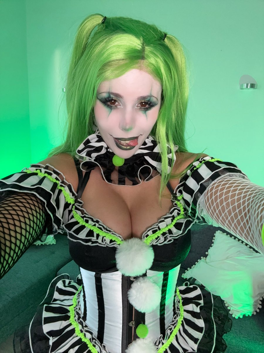 itskatekey's tweet photo. Can I be your clown girl this Halloween? https://t.co/r3Ha64Xdix