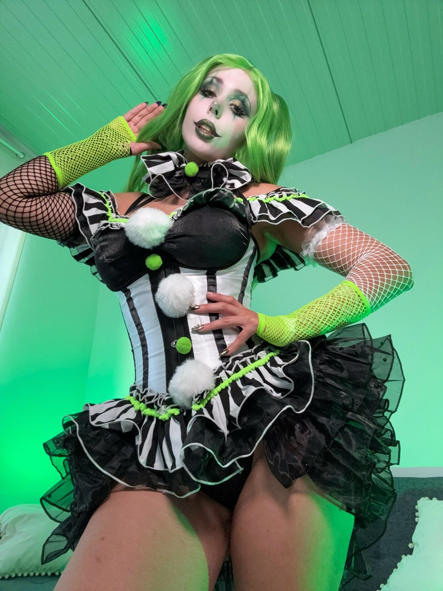 itskatekey's tweet photo. Can I be your clown girl this Halloween? https://t.co/r3Ha64Xdix