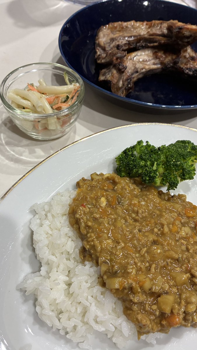 tukituki0809's tweet photo. 昨日の
🍚今日の晩ごはん🍚
メイン　牛蒡とひき肉カレー🍛
副菜　　マカロニサラダ
　　　　よこわのかま焼き（塩麹）

スーパーで美味しそうなカマをみつけた♡ クロマグロの子どもをヨコワと呼ぶみたい♡ 塩麹多めに塗り塗りしてノンフライヤーで焼いたら、立派なメインおかずに🥺❤️ #ノンフライヤー https://t.co/kxDqeQB343