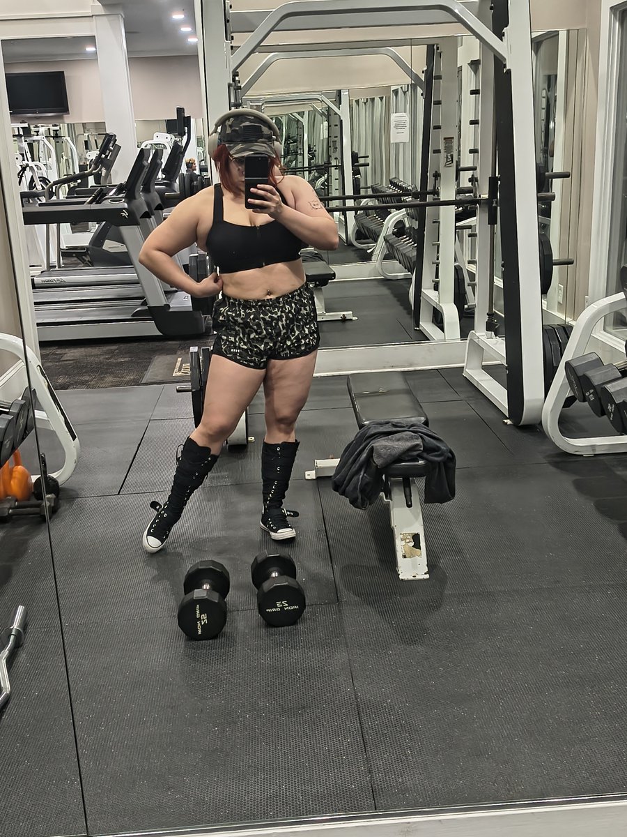misskilljoy's tweet photo. Looking like the barracks bunny I am #CoDmw https://t.co/2Lroqx2CDQ