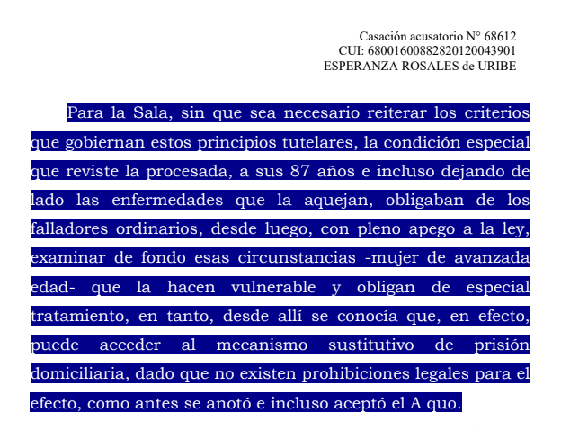 Ronaldsanabria1's tweet photo. AUNQUE EL 68A LO PROHÍBA, UN ADULTO MAYOR PUEDE ACCEDER A PRISIÓN DOMICILIARIA

Consulte el análisis completo: https://t.co/miCgm3YjzR

La regla general es que las personas condenadas por ciertos delitos graves no pueden recibir algunos beneficios que les permitan evitar la cárcel. Esa prohibición se encuentra en el artículo 68-A del Código Penal.

En este caso, una mujer fue condenada por no entregar a la DIAN unos dineros que había recaudado por concepto de IVA. Como se trata de un delito contra la administración pública, en principio estaba cobijado por esa prohibición.

Sin embargo, la mujer tenía 87 años y pidió cumplir la condena en su casa. La Corte Suprema explicó que el artículo 68-A contiene una excepción: su prohibición no se aplica a determinadas situaciones especiales, entre ellas la de las personas mayores de 65 años.

Esto no significa que toda persona mayor de esa edad tenga derecho automático a permanecer en su casa. Antes de conceder la prisión domiciliaria, el juez debe revisar las condiciones personales del condenado, la gravedad concreta de lo ocurrido y la manera como fue cometido el delito.

En este caso, la Corte tuvo en cuenta que la mujer tenía 87 años, no registraba antecedentes penales, contaba con arraigo y no existían razones para considerarla un peligro para la comunidad. Además, la conducta no presentó una gravedad superior a la propia del delito cometido.

Por esas razones, la Corte permitió que cumpliera la pena en su domicilio.

La sentencia deja una enseñanza importante: estar condenado por un delito incluido en el artículo 68-A no elimina todas las posibilidades de prisión domiciliaria. Primero debe revisarse si la propia ley contempla una excepción y, después, si la persona cumple los requisitos exigidos.

La prisión domiciliaria tampoco significa que la condena desaparezca. La persona continúa privada de la libertad y sometida a vigilancia, pero cumple la pena en su residencia y no dentro de un establecimiento carcelario.