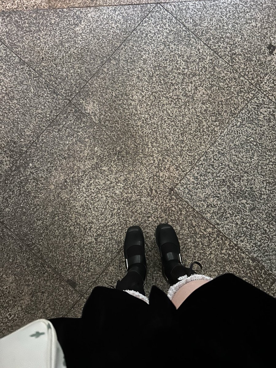 Micky861215's tweet photo. 为了下班就能直接和朋友玩，直接带化妆包上班了我服了 https://t.co/106gZSfUuy