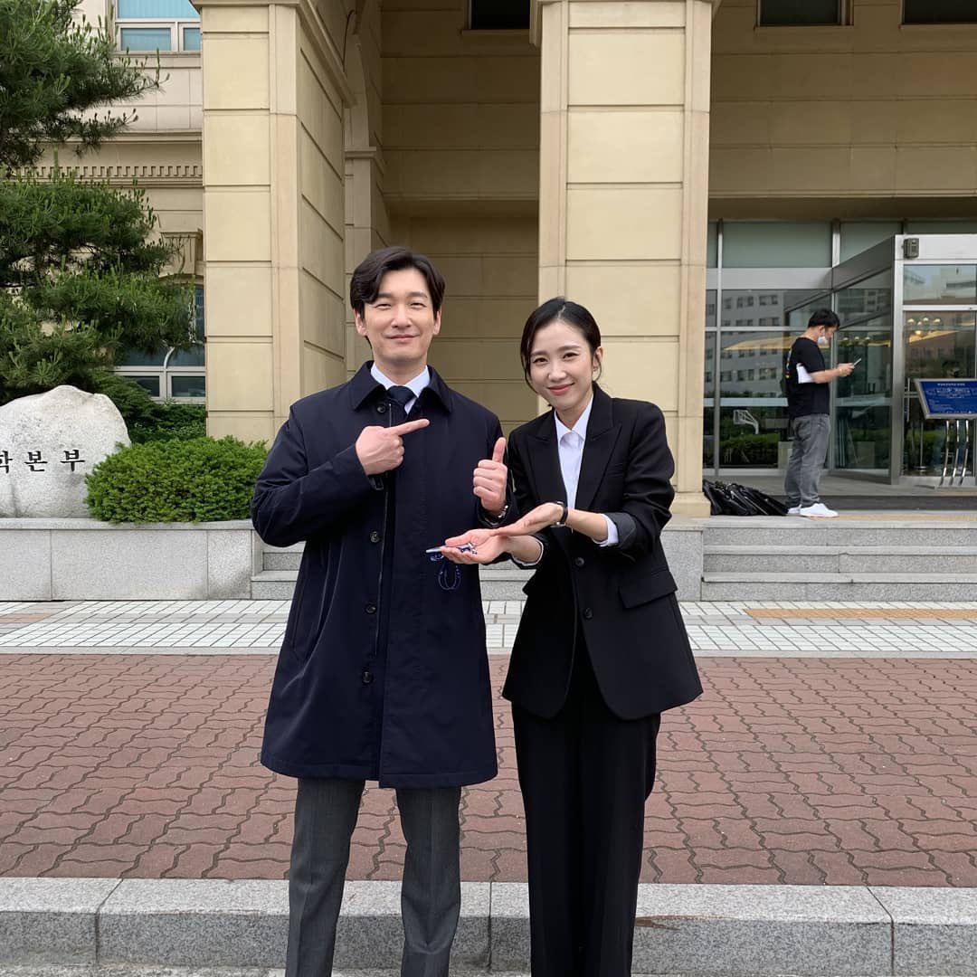 youyouryoong's tweet photo. 검사님들 6년만에 만나서 파이 구우실 거라는데요? 이게무슨일이지 https://t.co/YG95wgtJdQ