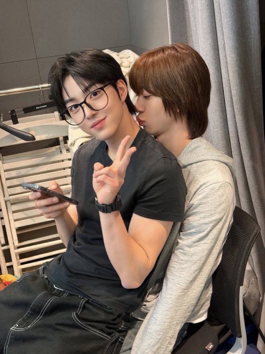 oppabbin's tweet photo. 빈이누나가 주냐기 로블현질 쏴줬어❤️ 오늘만큼은 안기고 치대도 참는중❤️ https://t.co/VED6mpZ3kz