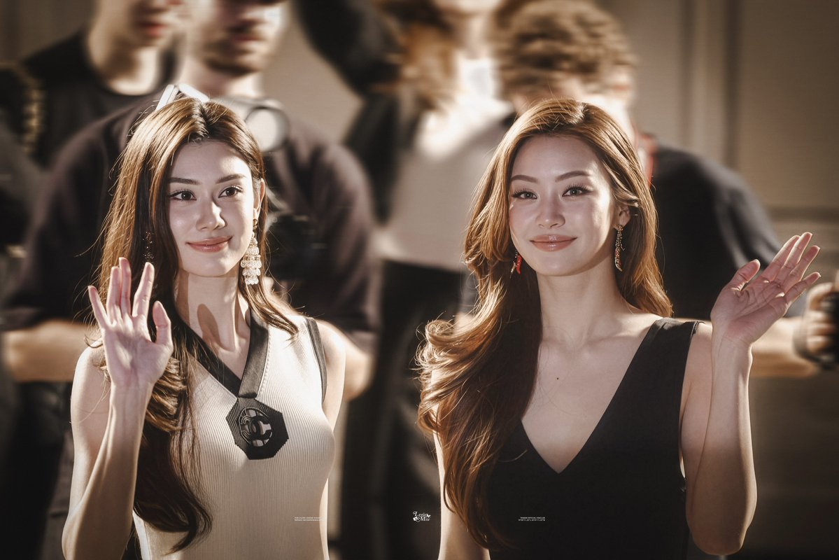 LenaMiuTWFC's tweet photo. “Never let anyone make you feel ordinary.”  —《The Seven Husbands of Evelyn Hugo》

#CHANELSS27xLenaMiu
#LalinaLena #MiuNatsha 
#CHANELSpringSummer #CHANEL #PFW

@lena__lorena @miunatshaa @CHANEL https://t.co/d8H9bjyDrt
