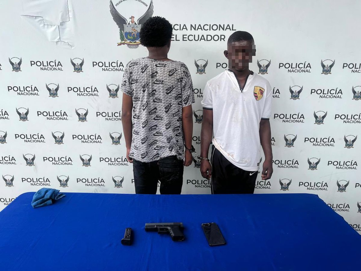 armada_ecuador's tweet photo. DOS PERSONAS INTERVENIDAS, UN ARMA DE FUEGO INCAUTADA Y UNA MOTOCICLETA RECUPERADA EN ESMERALDAS

#Esmeraldas | Las Fuerzas Armadas, a través de la Armada del Ecuador, por medio del Comando de Operaciones Norte y del Batallón de Infantería de Marina N.° 12 “Esmeraldas”, ejecutaron operaciones militares de ámbito interno en el cantón Esmeraldas, que permitieron la intervención de dos personas, una de ellas menor de edad.

Durante un patrullaje móvil, el personal militar identificó a dos personas que se movilizaban en una motocicleta y que no atendieron la orden de detenerse. Tras ser interceptadas, durante el procedimiento se obtuvieron los siguientes resultados:

* 01 pistola Glock calibre 9 mm.
* 01 dispositivo móvil.
* 01 motocicleta sin placas, reportada como robada.

Durante la verificación del dispositivo móvil se identificó contenido audiovisual que podría constituir un elemento de interés para las investigaciones correspondientes.

En coordinación con el ECU 911 y la Policía Nacional, las personas intervenidas y los indicios fueron puestos a órdenes de las autoridades competentes para los procedimientos legales correspondientes, observando el tratamiento especializado que corresponde a la persona menor de edad.

Con estas acciones, las Fuerzas Armadas mantienen operaciones permanentes en la provincia de Esmeraldas, orientadas a fortalecer el control territorial, prevenir actividades ilícitas y contribuir a la seguridad de la ciudadanía.

#YoSoyNaval
#SiempreARumbo