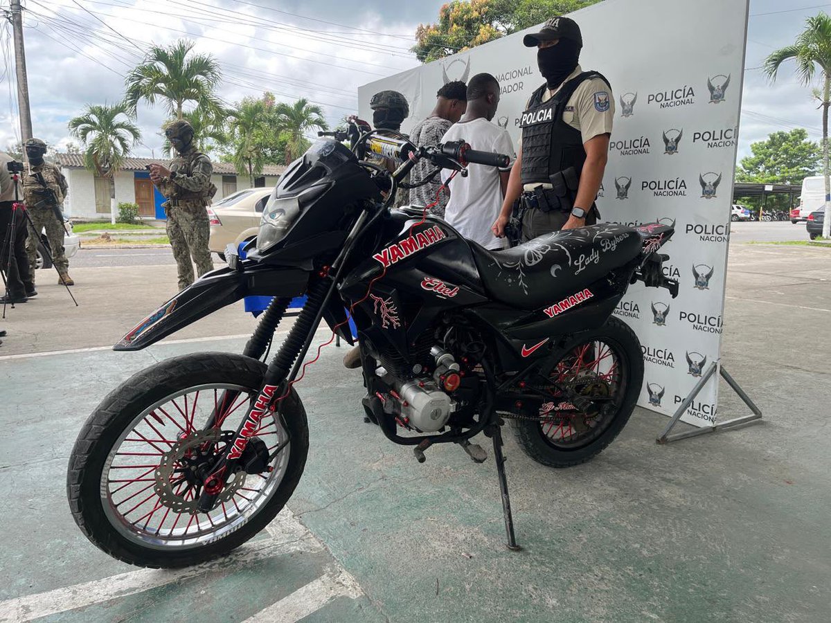 armada_ecuador's tweet photo. DOS PERSONAS INTERVENIDAS, UN ARMA DE FUEGO INCAUTADA Y UNA MOTOCICLETA RECUPERADA EN ESMERALDAS

#Esmeraldas | Las Fuerzas Armadas, a través de la Armada del Ecuador, por medio del Comando de Operaciones Norte y del Batallón de Infantería de Marina N.° 12 “Esmeraldas”, ejecutaron operaciones militares de ámbito interno en el cantón Esmeraldas, que permitieron la intervención de dos personas, una de ellas menor de edad.

Durante un patrullaje móvil, el personal militar identificó a dos personas que se movilizaban en una motocicleta y que no atendieron la orden de detenerse. Tras ser interceptadas, durante el procedimiento se obtuvieron los siguientes resultados:

* 01 pistola Glock calibre 9 mm.
* 01 dispositivo móvil.
* 01 motocicleta sin placas, reportada como robada.

Durante la verificación del dispositivo móvil se identificó contenido audiovisual que podría constituir un elemento de interés para las investigaciones correspondientes.

En coordinación con el ECU 911 y la Policía Nacional, las personas intervenidas y los indicios fueron puestos a órdenes de las autoridades competentes para los procedimientos legales correspondientes, observando el tratamiento especializado que corresponde a la persona menor de edad.

Con estas acciones, las Fuerzas Armadas mantienen operaciones permanentes en la provincia de Esmeraldas, orientadas a fortalecer el control territorial, prevenir actividades ilícitas y contribuir a la seguridad de la ciudadanía.

#YoSoyNaval
#SiempreARumbo