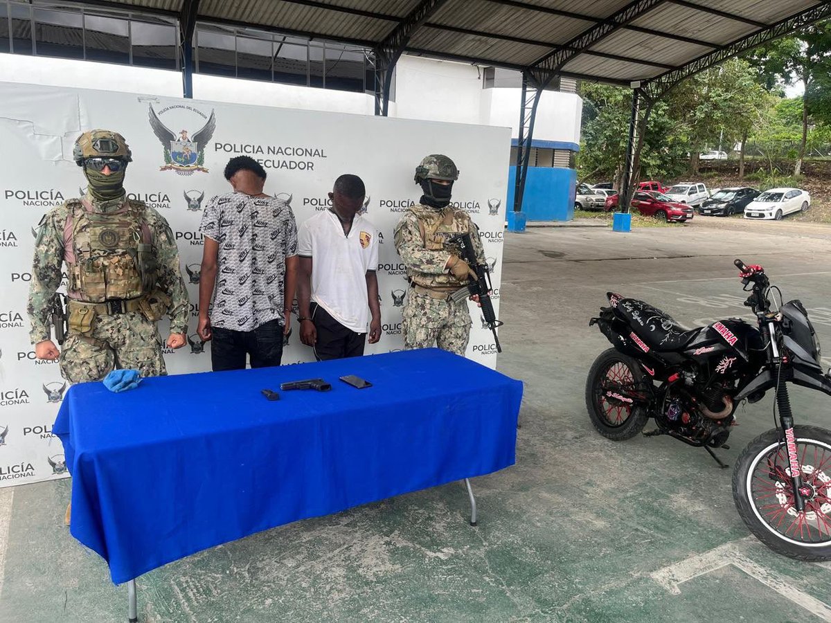 armada_ecuador's tweet photo. DOS PERSONAS INTERVENIDAS, UN ARMA DE FUEGO INCAUTADA Y UNA MOTOCICLETA RECUPERADA EN ESMERALDAS

#Esmeraldas | Las Fuerzas Armadas, a través de la Armada del Ecuador, por medio del Comando de Operaciones Norte y del Batallón de Infantería de Marina N.° 12 “Esmeraldas”, ejecutaron operaciones militares de ámbito interno en el cantón Esmeraldas, que permitieron la intervención de dos personas, una de ellas menor de edad.

Durante un patrullaje móvil, el personal militar identificó a dos personas que se movilizaban en una motocicleta y que no atendieron la orden de detenerse. Tras ser interceptadas, durante el procedimiento se obtuvieron los siguientes resultados:

* 01 pistola Glock calibre 9 mm.
* 01 dispositivo móvil.
* 01 motocicleta sin placas, reportada como robada.

Durante la verificación del dispositivo móvil se identificó contenido audiovisual que podría constituir un elemento de interés para las investigaciones correspondientes.

En coordinación con el ECU 911 y la Policía Nacional, las personas intervenidas y los indicios fueron puestos a órdenes de las autoridades competentes para los procedimientos legales correspondientes, observando el tratamiento especializado que corresponde a la persona menor de edad.

Con estas acciones, las Fuerzas Armadas mantienen operaciones permanentes en la provincia de Esmeraldas, orientadas a fortalecer el control territorial, prevenir actividades ilícitas y contribuir a la seguridad de la ciudadanía.

#YoSoyNaval
#SiempreARumbo