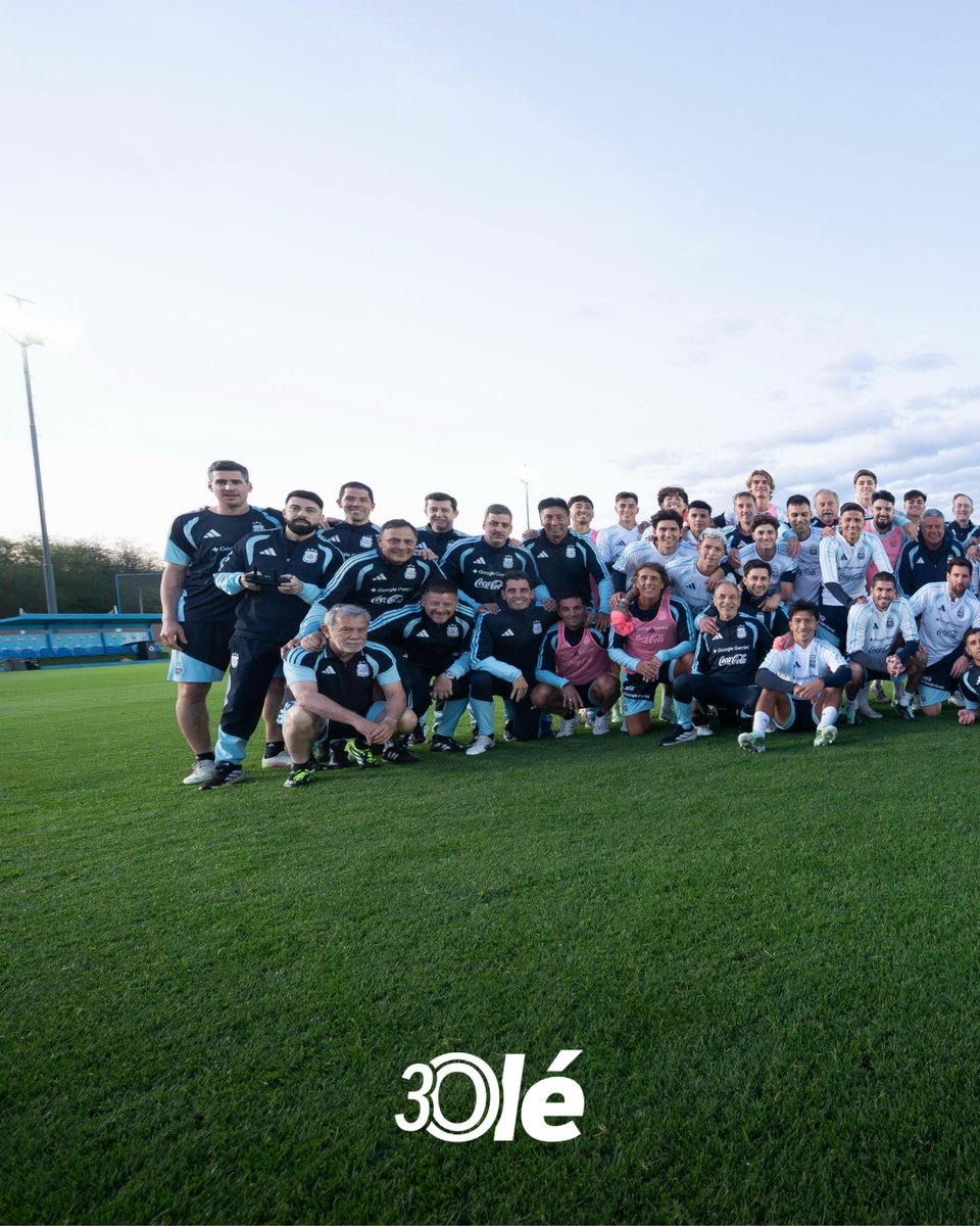 DiarioOle's tweet photo. LA BANDA DEL 10 🥺❤️‍🩹 https://t.co/bgn3MGaV7M