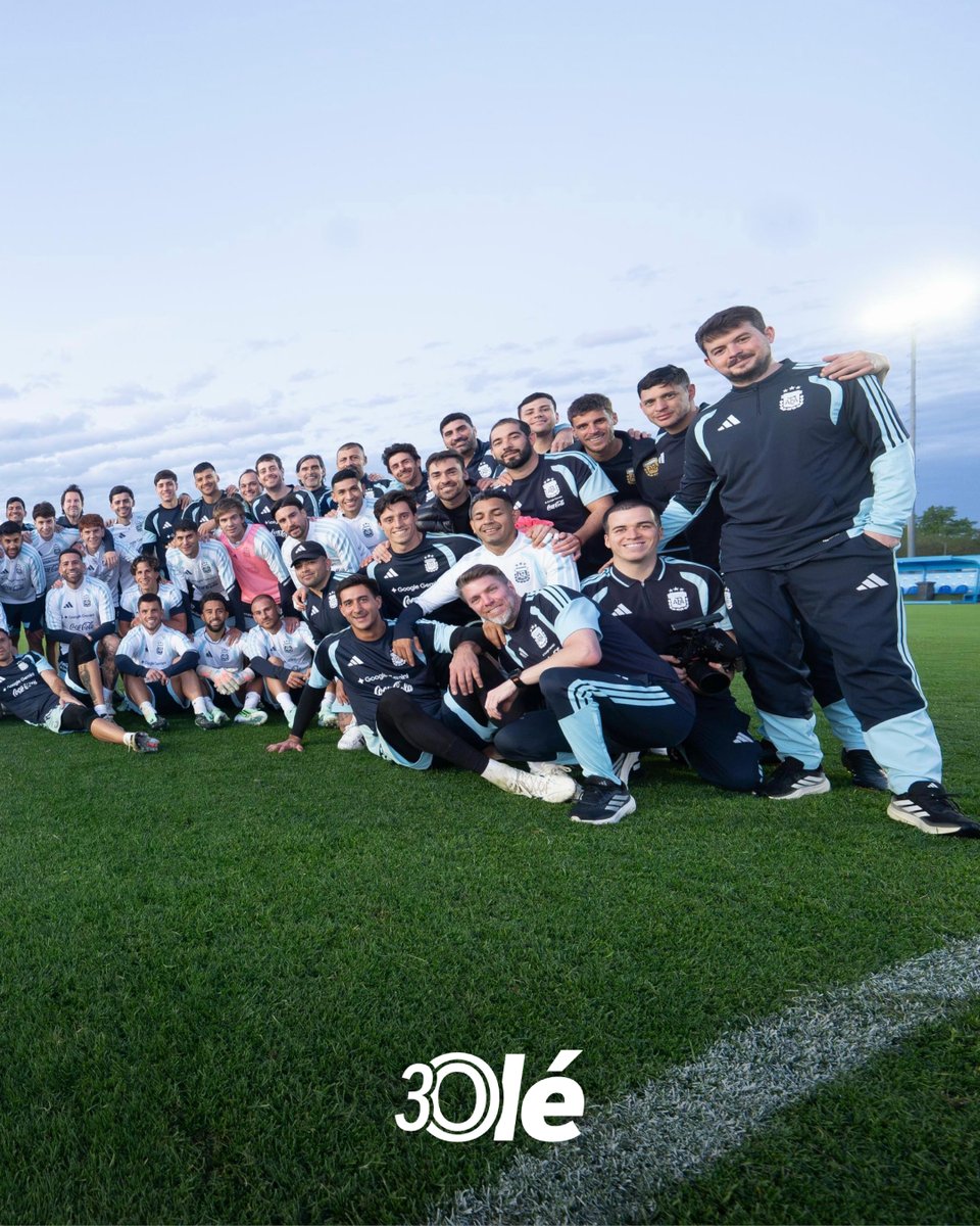 DiarioOle's tweet photo. LA BANDA DEL 10 🥺❤️‍🩹 https://t.co/bgn3MGaV7M