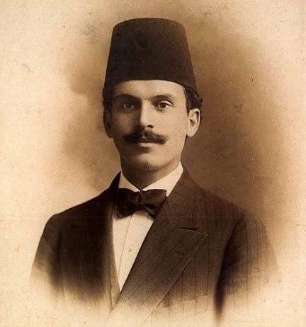 FapSpor's tweet photo. Ali Sami Yen ( Ali Sami Yen; 5 Aralık 1886, İstanbul – 29 Temmuz 1951, İstanbul), Türk spor adamı, futbolcu, bürokrat ve Galatasaray Spor Kulübü'nün kurucusu ve ilk başkanıdır.

Aile Bağları: Ünlü Türk şairi ve yazar Şemsettin Sami'nin oğludur. Galatasaray Lisesi'ndeki eğitimini tamamladıktan sonra sporun pek çok dalıyla yakından ilgilenmiştir.

Galatasaray'ın Kuruluşu: 1905 yılında, Galatasaray Lisesi'ndeki arkadaşlarıyla birlikte Türk futbol tarihinin en köklü kulüplerinden biri olan Galatasaray'ı kurmuş ve kulübün ilk başkanlığını üstlenmiştir.

Kulübün diğer kurucu üyeleri şunlardır:
Asım Sonumut
Emin Bülend Serdaroğlu
Celal İbrahim
Bekir Sıtkı Bircan
Reşat Şirvanizade
Refik Cevdet Kalpakçıoğlu
Abidin Daver
Kamil Ulus