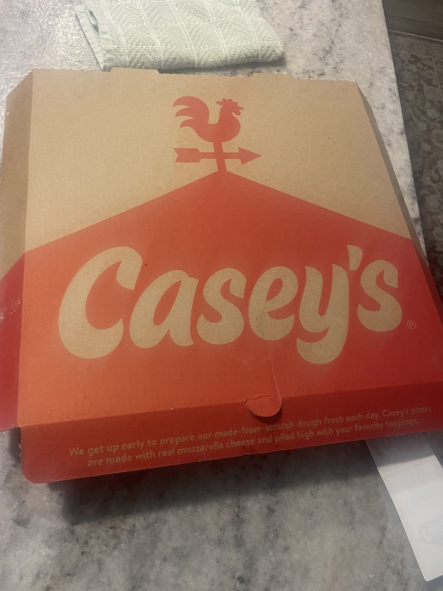Swanny1973's tweet photo. Absolute must in the Midwest. 

Casey’s Breakfast Pizza. 

Based out of Iowa. 

@caseysgenstore  please expand to the southeast. https://t.co/a0dFu0QnoD