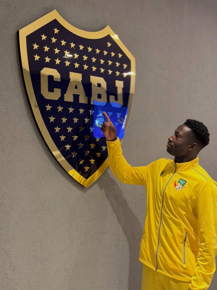 la12tuittera's tweet photo. 🇧🇯 El plantel de BENÍN visitó #LaBombonera el día previo a su partido ante #Argentina en la despedida de Lionel #Messi en la Selección.

⚽Templo del fútbol mundial, admirado por TODO EL MUNDO. https://t.co/TPjJJ6LkvI