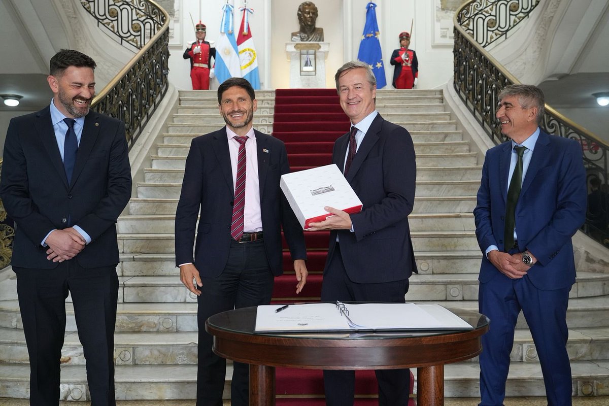 maxipullaro's tweet photo. Recibí al embajador de la Unión Europea en #Argentina, Erik Høeg, para analizar las oportunidades que el acuerdo Mercosur-UE abre para Santa Fe.

Representamos entre el 22% y el 25% de las exportaciones del país y cumplimos con las normas ambientales y de trazabilidad que exige Europa. Vamos a seguir trabajando para que nuestras pymes y productores lleguen a nuevos mercados y para atraer más inversiones.

Santa Fe está preparada para competir en el mundo 💪🏽