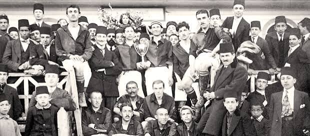 FapSpor's tweet photo. Ali Sami Yen ( Ali Sami Yen; 5 Aralık 1886, İstanbul – 29 Temmuz 1951, İstanbul), Türk spor adamı, futbolcu, bürokrat ve Galatasaray Spor Kulübü'nün kurucusu ve ilk başkanıdır.

Aile Bağları: Ünlü Türk şairi ve yazar Şemsettin Sami'nin oğludur. Galatasaray Lisesi'ndeki eğitimini tamamladıktan sonra sporun pek çok dalıyla yakından ilgilenmiştir.

Galatasaray'ın Kuruluşu: 1905 yılında, Galatasaray Lisesi'ndeki arkadaşlarıyla birlikte Türk futbol tarihinin en köklü kulüplerinden biri olan Galatasaray'ı kurmuş ve kulübün ilk başkanlığını üstlenmiştir.

Kulübün diğer kurucu üyeleri şunlardır:
Asım Sonumut
Emin Bülend Serdaroğlu
Celal İbrahim
Bekir Sıtkı Bircan
Reşat Şirvanizade
Refik Cevdet Kalpakçıoğlu
Abidin Daver
Kamil Ulus