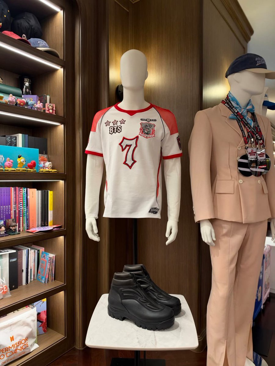 ParkJimin_FBArg's tweet photo. ✨La fan que compró la camiseta personalizada de Jimin en la subasta de FIFA/Global Citizen la mostró en su habitación 🥹

🔸Pagó USD $110,000, siendo uno de los artículos más caros del evento.

Siguiendo el ejemplo de Jimin, apoyando una buena causa 💛

#JIMIN #지민 https://t.co/mUGaeVFdVW