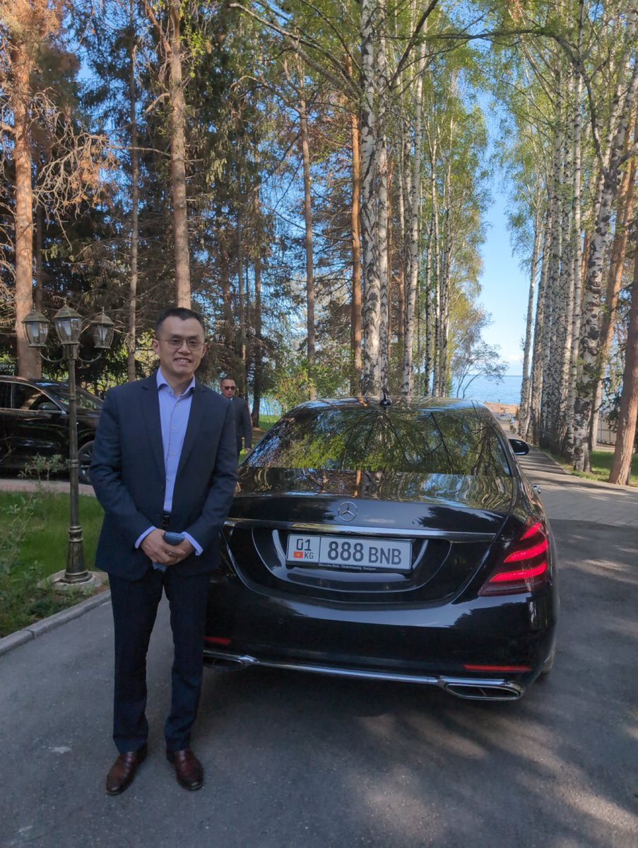TuanNguyen_6789's tweet photo. Thanks @cz_binance for clearing up the mystery around the Mercedes with the 888BNB plate.

– The car isn’t his.
– The plate is sitting in his gym.

Now I’m probably not the only one curious about what the gym of this young 49-year-old gym bro looks like 😂 https://t.co/NJy9fcXRwP
