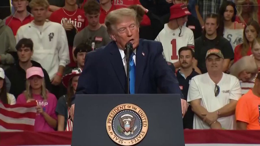 Roshan_Rinaldi's tweet photo. President Crazypants demands that New York Times journalists be ARRESTED for reporting on all the empty seats at his rallies:

“The New York Times, and many other Artificial Media Outlets, should be arrested for their dishonesty and disservice to our Country.” Trump wrote on Truth Social.