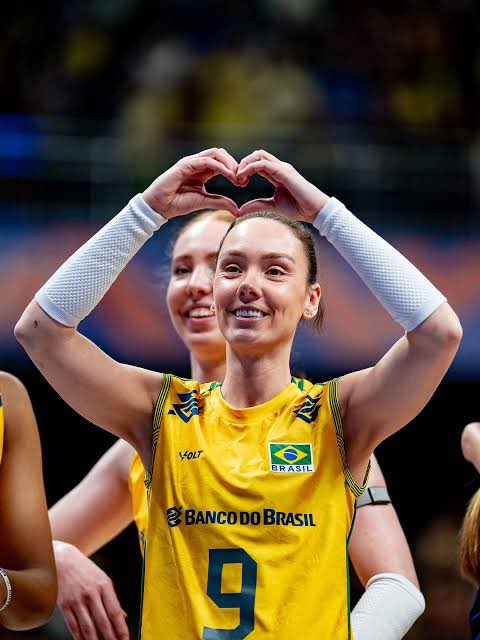 _elitedovolei's tweet photo. ESTOU COM ELAS E NÃO ABRO MÃO!

Gabriela Guimarães, Julia Bergmann e Roberta Ratzke.

Além de inteligentes, são atletas respeitadas mundialmente pela postura irretocável, pelos posicionamentos e por carreiras sem polêmicas. Três mulheres que sabem o tamanho da própria voz. https://t.co/0PDjhAEbCv