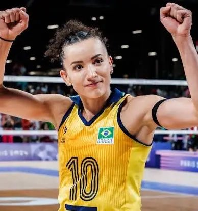 _elitedovolei's tweet photo. ESTOU COM ELAS E NÃO ABRO MÃO!

Gabriela Guimarães, Julia Bergmann e Roberta Ratzke.

Além de inteligentes, são atletas respeitadas mundialmente pela postura irretocável, pelos posicionamentos e por carreiras sem polêmicas. Três mulheres que sabem o tamanho da própria voz. https://t.co/0PDjhAEbCv