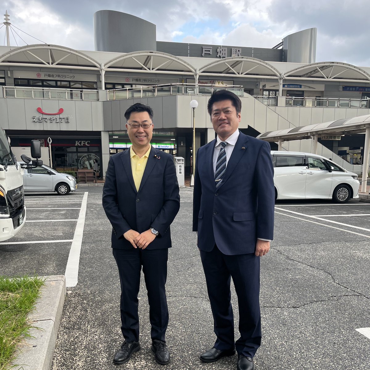 大任町役場⇒川崎町役場⇒田川市石炭歴史博物館⇒田川市美術館で調査。
山本作兵衛先生の作品の現物を見せて頂き、只々感動。
川崎町の原口正弘町長さんが手にする郷土読本『われらの川崎』の表紙は山本作兵衛先生の絵。現物は見つかっていません。
川崎町議会議員の川根節生先輩と手嶋まゆみ先輩。 