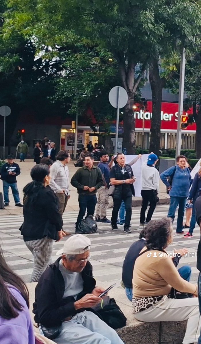 MetroViralMx's tweet photo. #ULTIMAHORA 

Trabajadores del Metro de Ciudad de México 🇲🇽 @MetroCDMX se manifiestan en contra del Director del Metro de Ciudad de México 🇲🇽 @AdrianRubalcava y la Jefa de @GobCDMX @ClaraBrugadaM por DISCRIMINAR y ABUSAR de su poder en contra de los trabajadores‼️🫵🏼

La NEGLIGENCIA por parte de las autoridades del #MetroCDMX es descomunal… y quienes salimos perjudicados arriesgando nuestra integridad somos los usuarios y los trabajadores❌⚠️