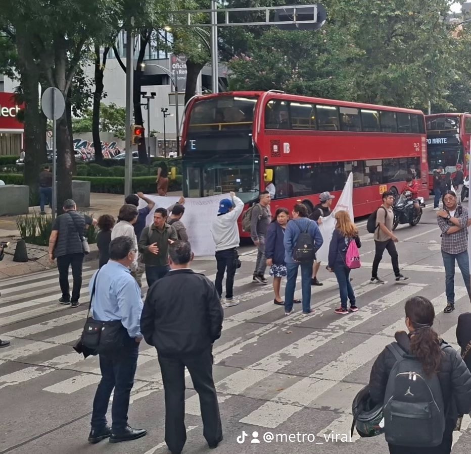 MetroViralMx's tweet photo. #ULTIMAHORA 

Trabajadores del Metro de Ciudad de México 🇲🇽 @MetroCDMX se manifiestan en contra del Director del Metro de Ciudad de México 🇲🇽 @AdrianRubalcava y la Jefa de @GobCDMX @ClaraBrugadaM por DISCRIMINAR y ABUSAR de su poder en contra de los trabajadores‼️🫵🏼

La NEGLIGENCIA por parte de las autoridades del #MetroCDMX es descomunal… y quienes salimos perjudicados arriesgando nuestra integridad somos los usuarios y los trabajadores❌⚠️