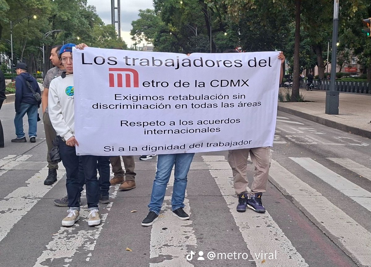 MetroViralMx's tweet photo. #ULTIMAHORA 

Trabajadores del Metro de Ciudad de México 🇲🇽 @MetroCDMX se manifiestan en contra del Director del Metro de Ciudad de México 🇲🇽 @AdrianRubalcava y la Jefa de @GobCDMX @ClaraBrugadaM por DISCRIMINAR y ABUSAR de su poder en contra de los trabajadores‼️🫵🏼

La NEGLIGENCIA por parte de las autoridades del #MetroCDMX es descomunal… y quienes salimos perjudicados arriesgando nuestra integridad somos los usuarios y los trabajadores❌⚠️