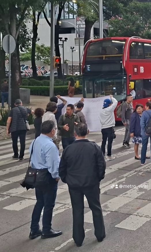 MetroViralMx's tweet photo. #ULTIMAHORA 

Trabajadores del Metro de Ciudad de México 🇲🇽 @MetroCDMX se manifiestan en contra del Director del Metro de Ciudad de México 🇲🇽 @AdrianRubalcava y la Jefa de @GobCDMX @ClaraBrugadaM por DISCRIMINAR y ABUSAR de su poder en contra de los trabajadores‼️🫵🏼

La NEGLIGENCIA por parte de las autoridades del #MetroCDMX es descomunal… y quienes salimos perjudicados arriesgando nuestra integridad somos los usuarios y los trabajadores❌⚠️